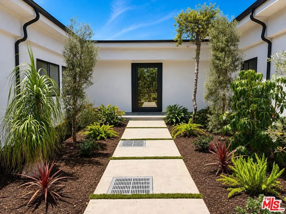 2252 Gloaming Way Los Angeles, CA 90210