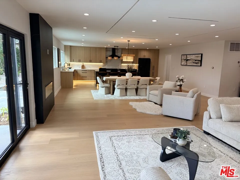 2252 Gloaming Way Los Angeles, CA 90210