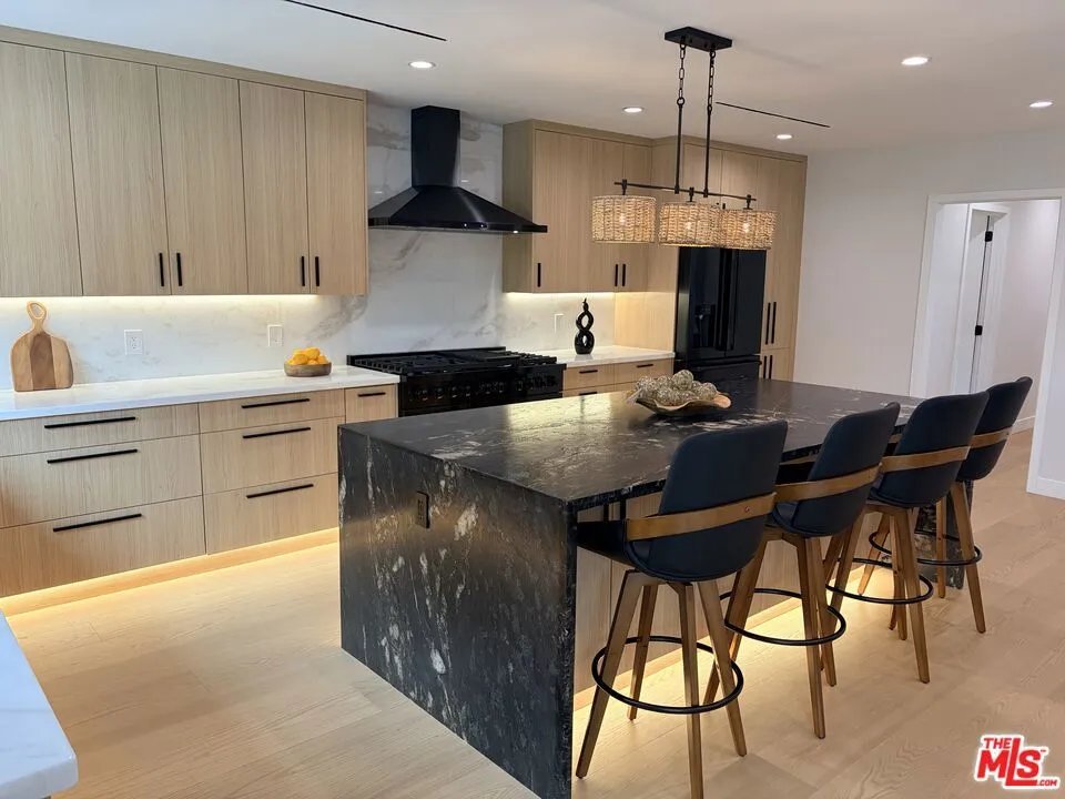 2252 Gloaming Way Los Angeles, CA 90210