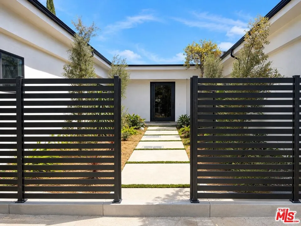 2252 Gloaming Way Los Angeles, CA 90210