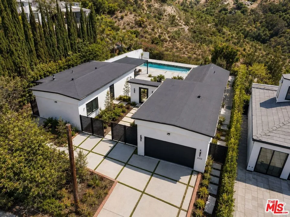 2252 Gloaming Way Los Angeles, CA 90210