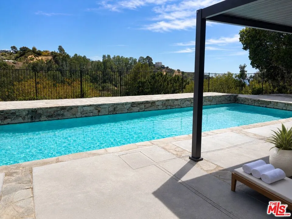 2252 Gloaming Way Los Angeles, CA 90210