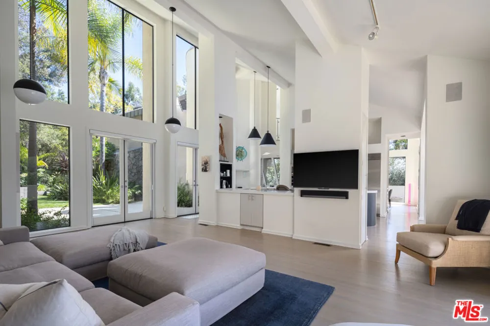 1060 E Oakmont Drive Los Angeles, CA 90049