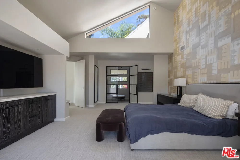 1060 E Oakmont Drive Los Angeles, CA 90049