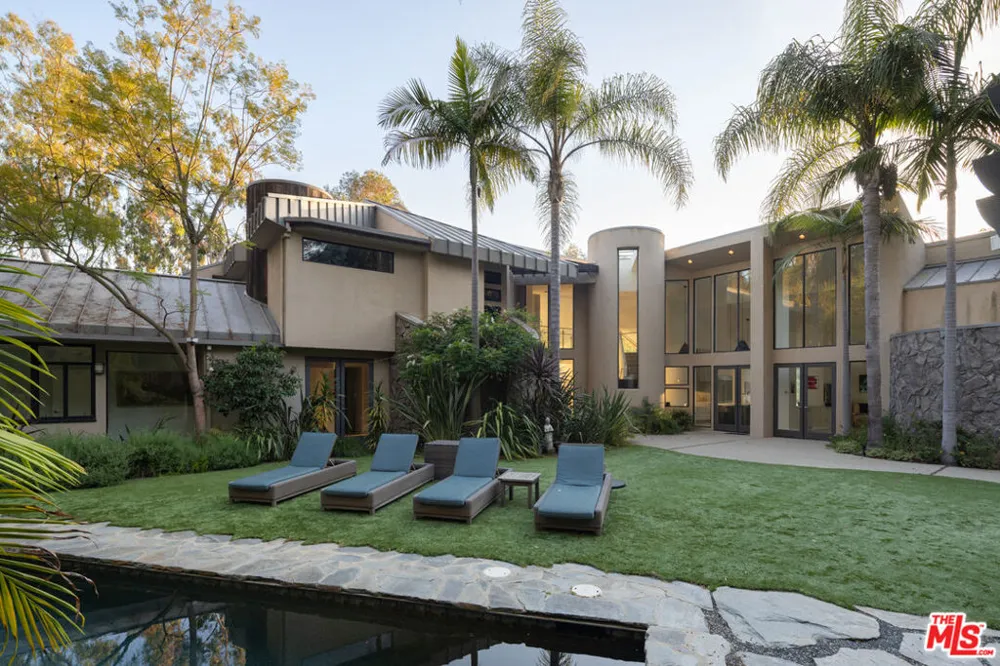 1060 E Oakmont Drive Los Angeles, CA 90049