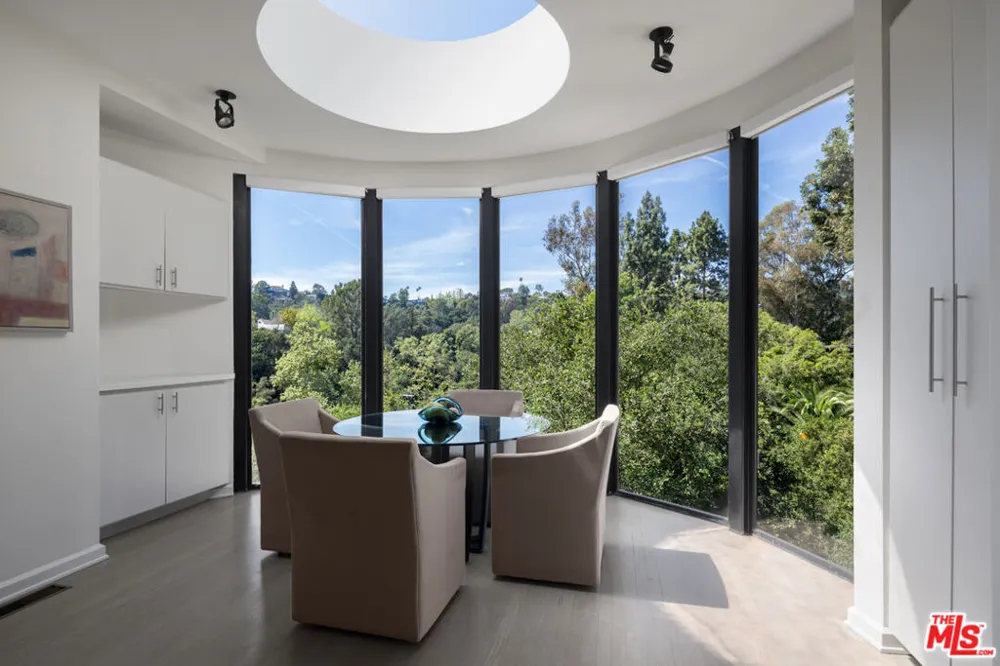 1060 E Oakmont Drive Los Angeles, CA 90049