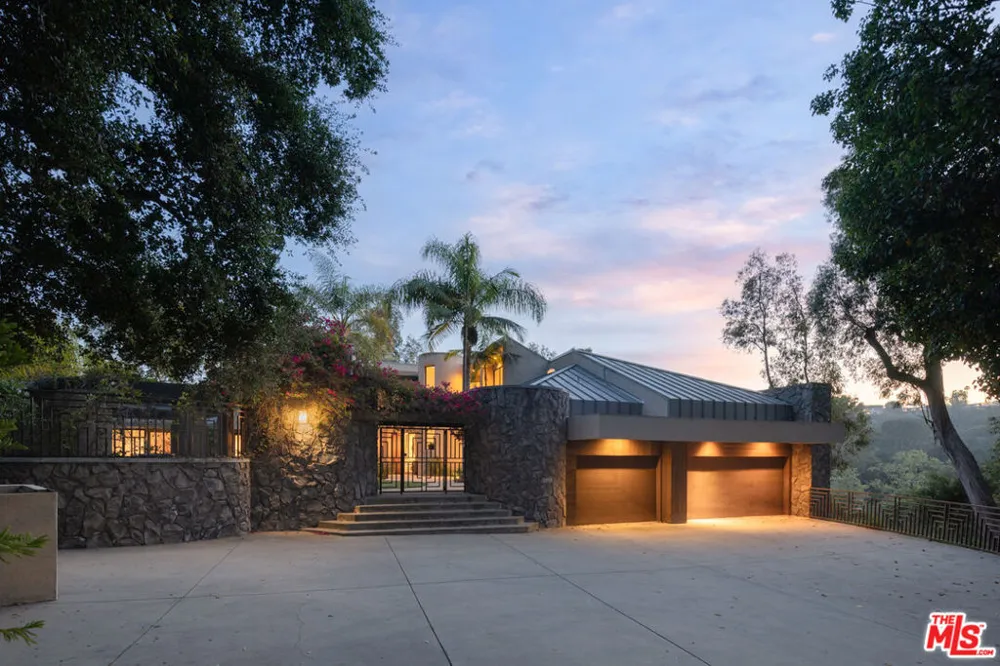 1060 E Oakmont Drive Los Angeles, CA 90049