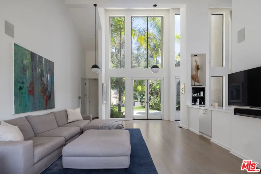 1060 E Oakmont Drive Los Angeles, CA 90049