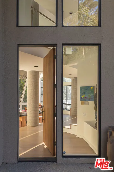 1060 E Oakmont Drive Los Angeles, CA 90049