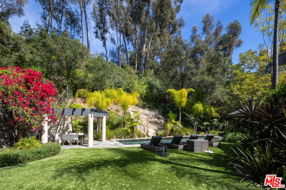 1060 E Oakmont Drive Los Angeles, CA 90049