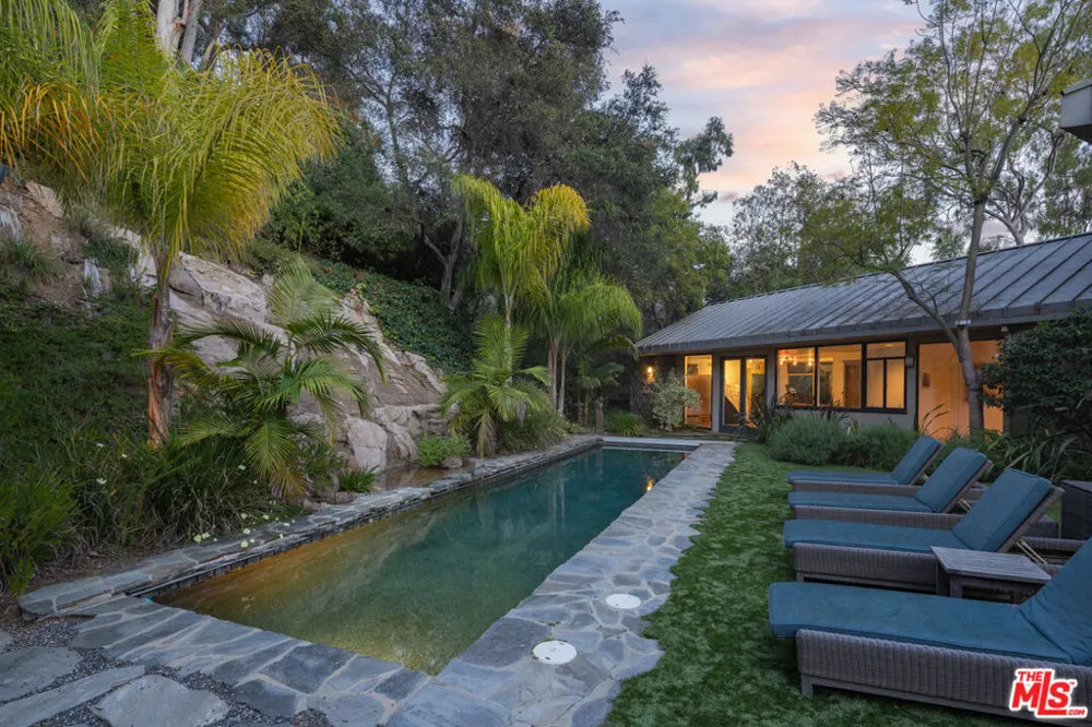 1060 E Oakmont Drive Los Angeles, CA 90049