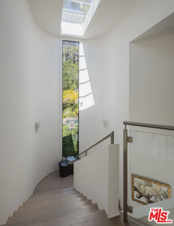 1060 E Oakmont Drive Los Angeles, CA 90049