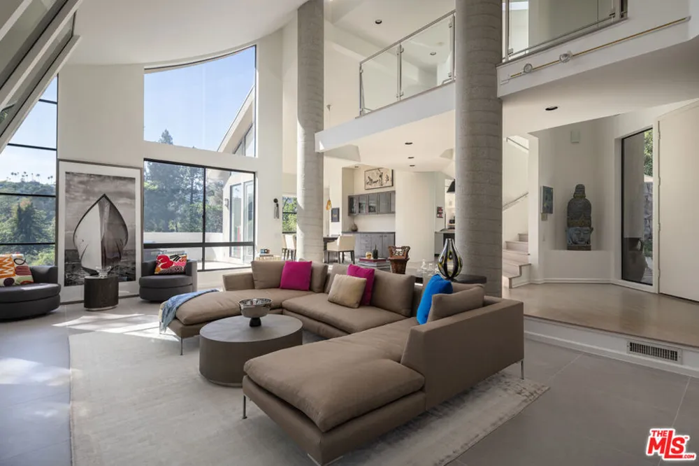 1060 E Oakmont Drive Los Angeles, CA 90049