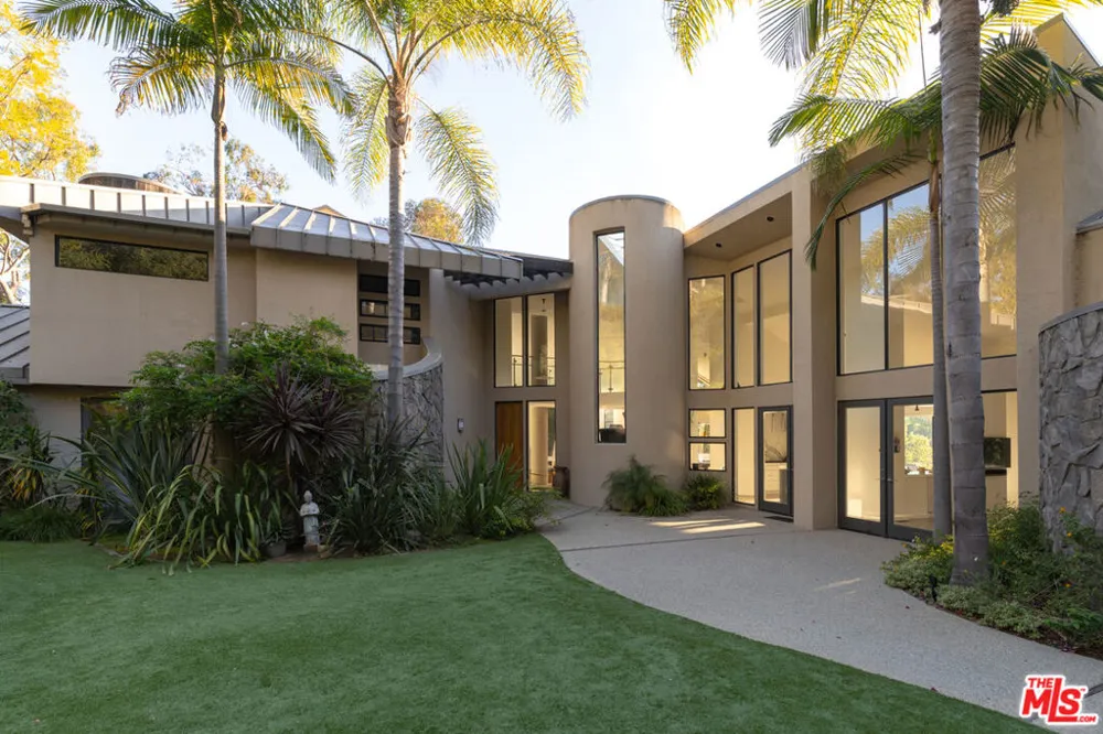 1060 E Oakmont Drive Los Angeles, CA 90049