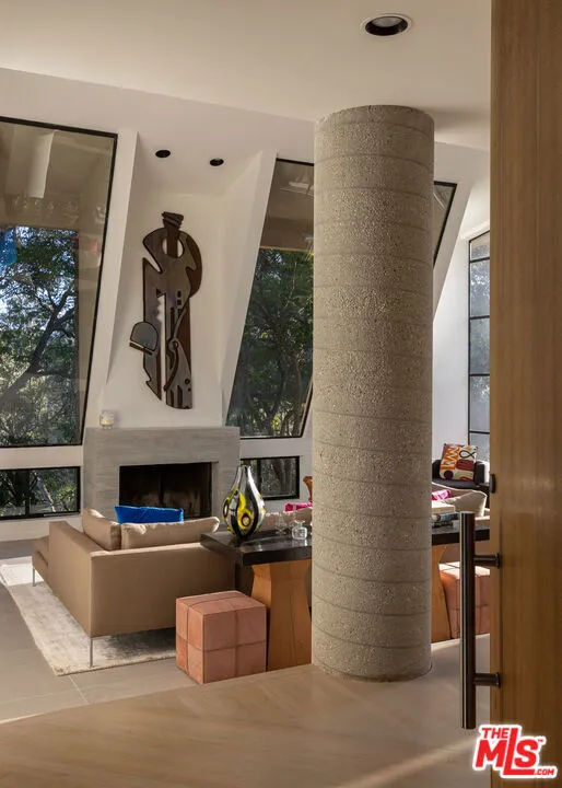 1060 E Oakmont Drive Los Angeles, CA 90049