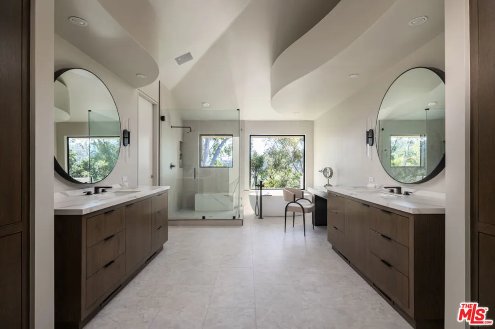 1060 E Oakmont Drive Los Angeles, CA 90049