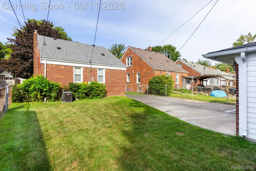 7671 Robinson Avenue Allen Park City, MI 48101