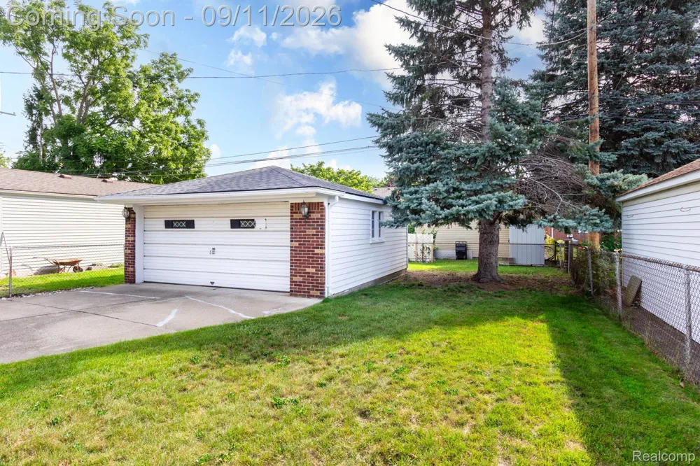 7671 Robinson Avenue Allen Park City, MI 48101