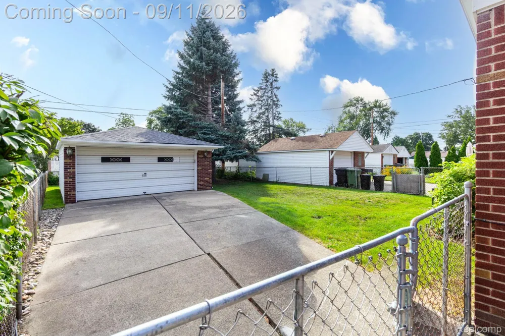 7671 Robinson Avenue Allen Park City, MI 48101