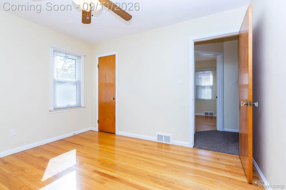 7671 Robinson Avenue Allen Park City, MI 48101