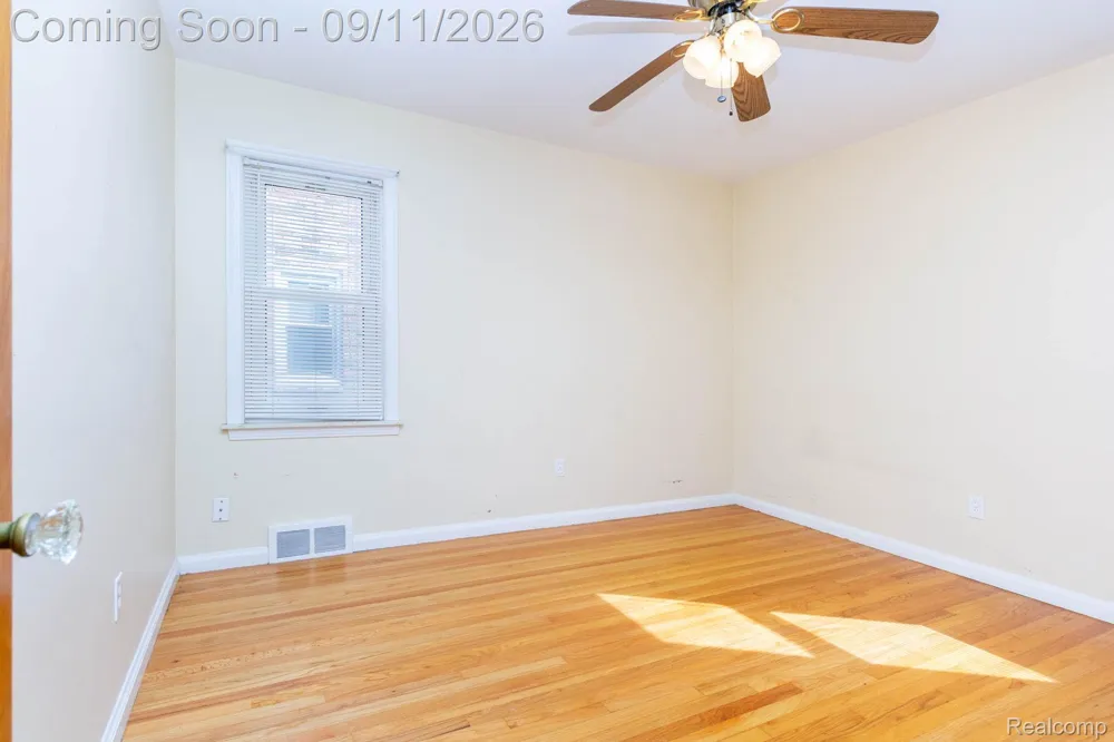 7671 Robinson Avenue Allen Park City, MI 48101
