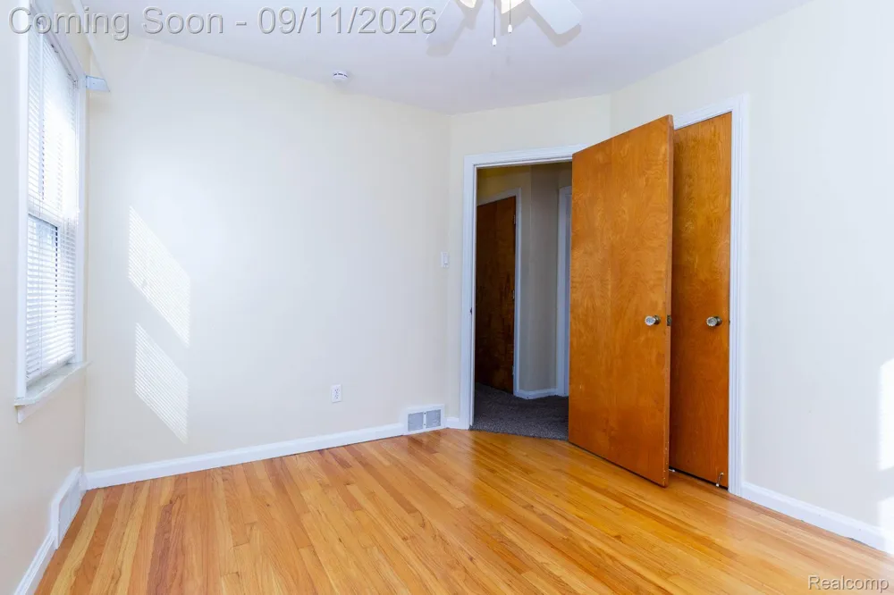 7671 Robinson Avenue Allen Park City, MI 48101