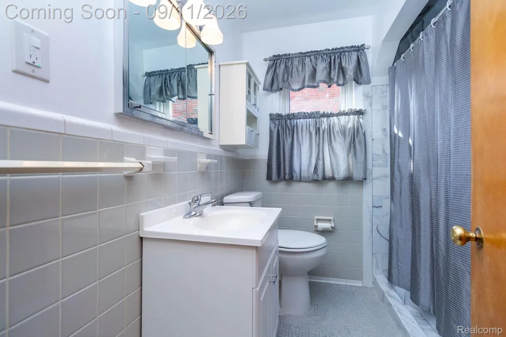 7671 Robinson Avenue Allen Park City, MI 48101