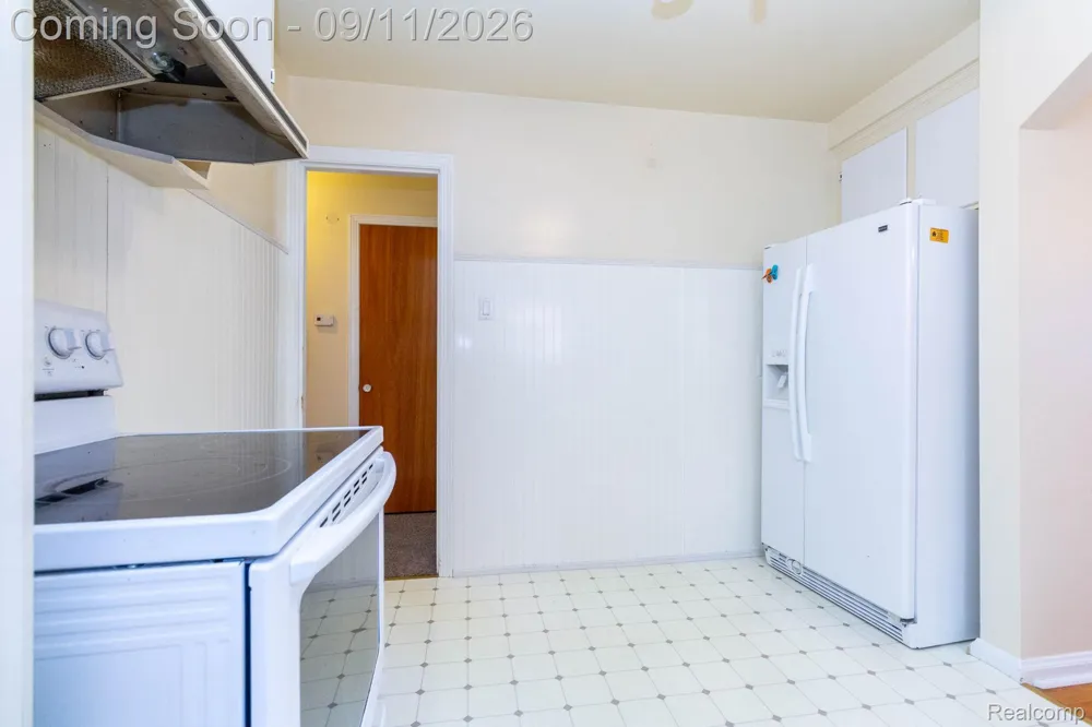 7671 Robinson Avenue Allen Park City, MI 48101