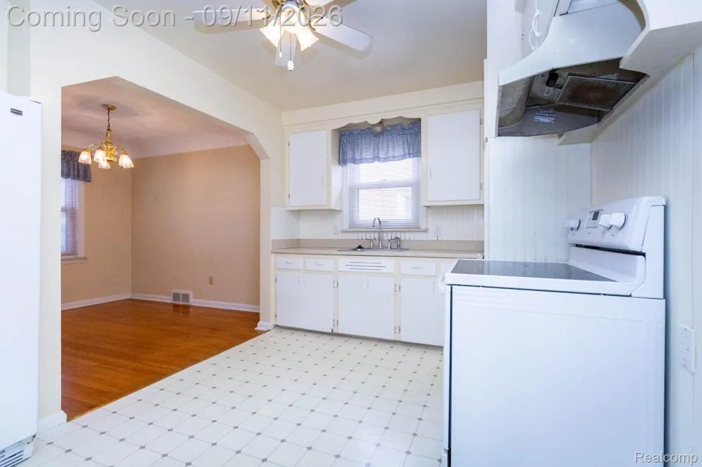 7671 Robinson Avenue Allen Park City, MI 48101