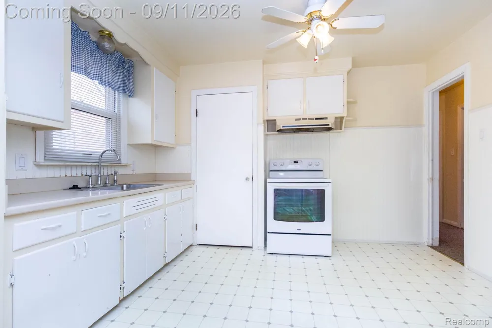 7671 Robinson Avenue Allen Park City, MI 48101