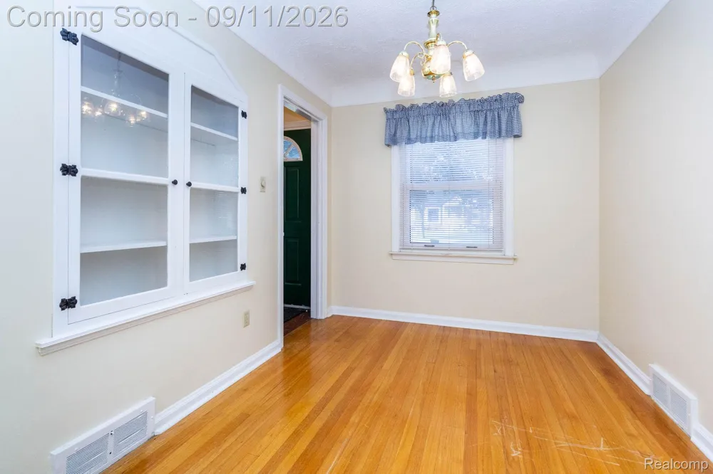 7671 Robinson Avenue Allen Park City, MI 48101