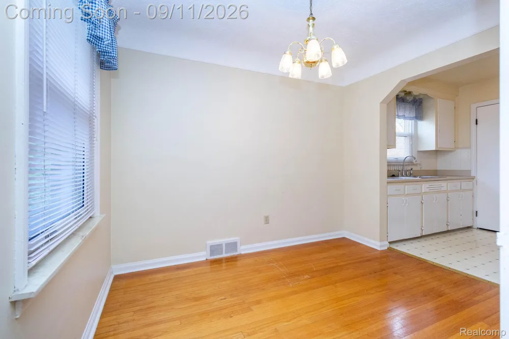 7671 Robinson Avenue Allen Park City, MI 48101
