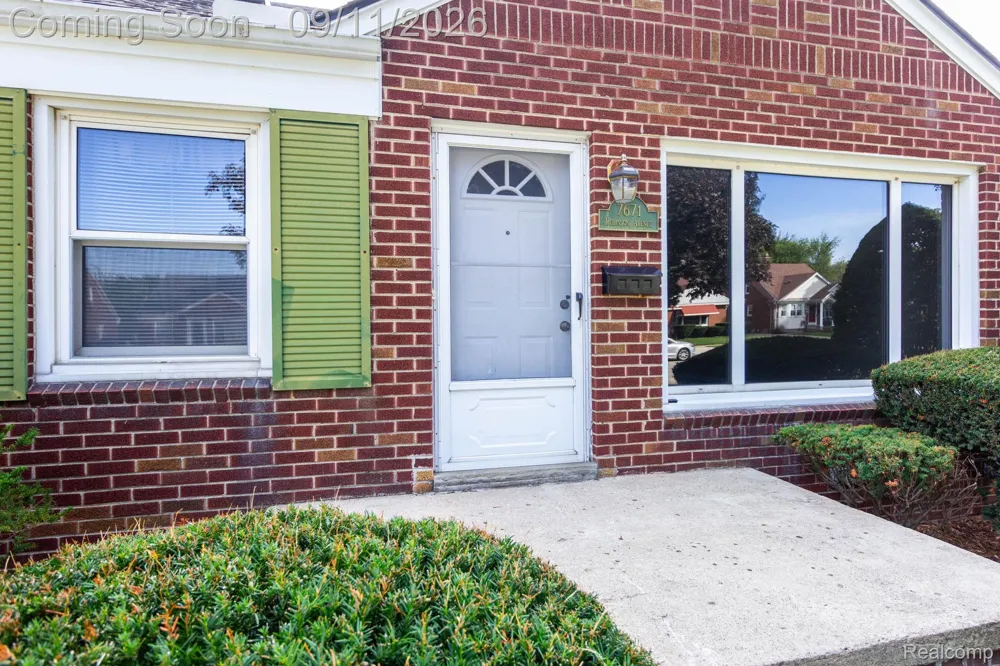 7671 Robinson Avenue Allen Park City, MI 48101