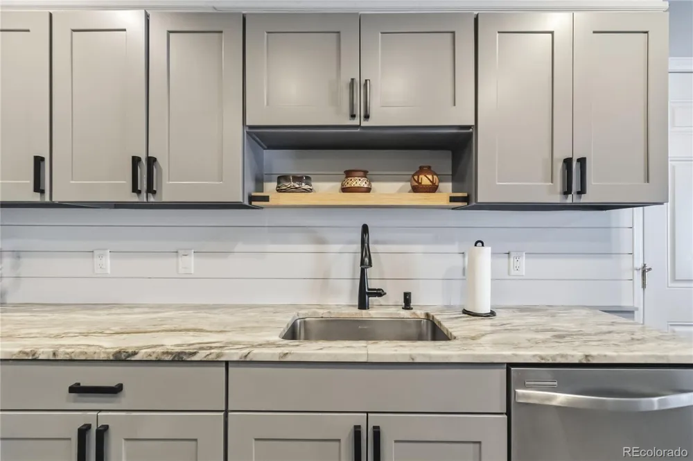 2556 E Easter Avenue Littleton, CO 80122