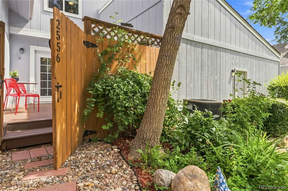 2556 E Easter Avenue Littleton, CO 80122