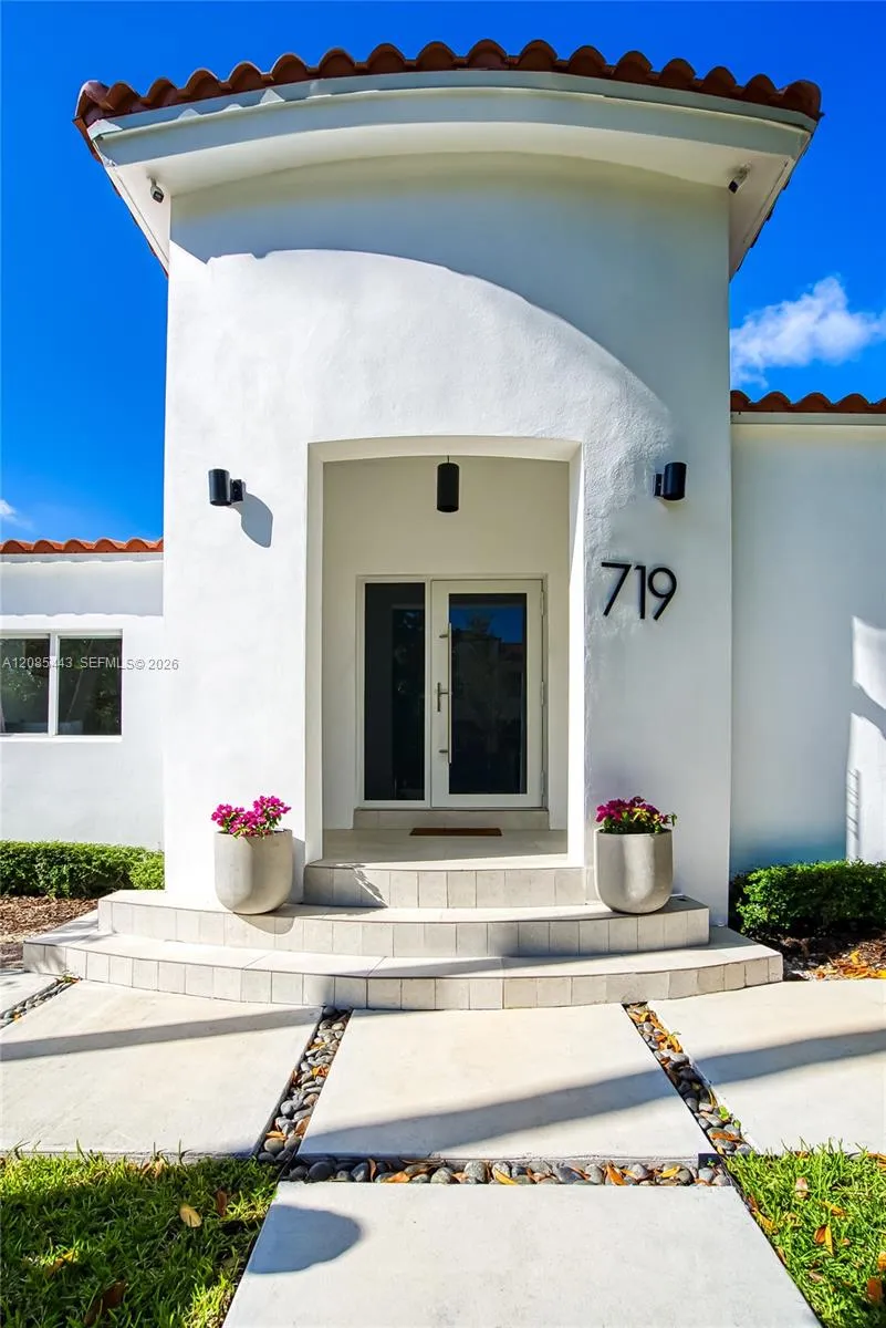 719 W 51st St Miami Beach, FL 33140