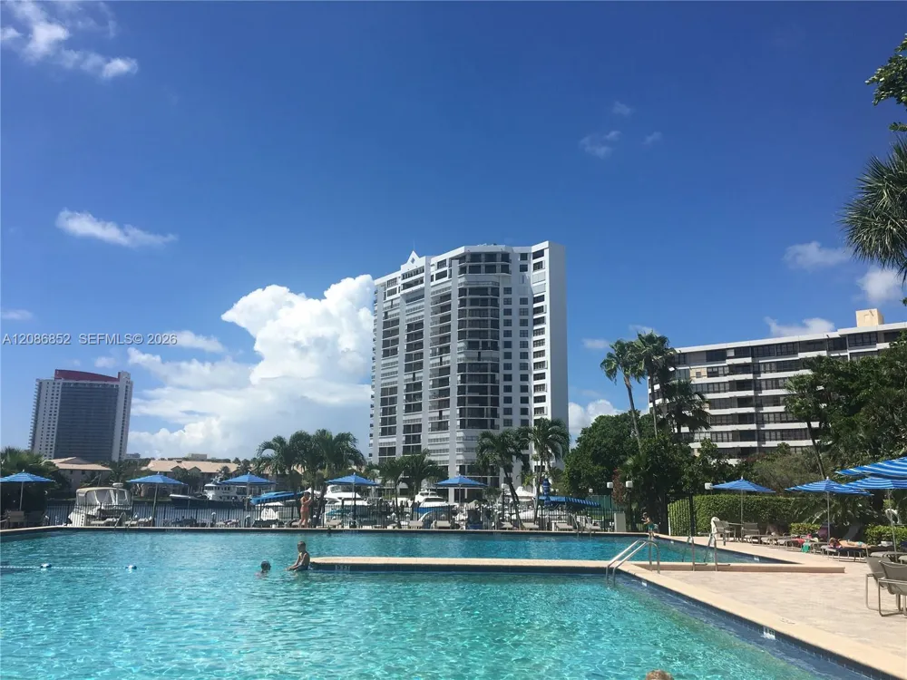2500 Parkview Dr #2004 Hallandale Beach, FL 33009