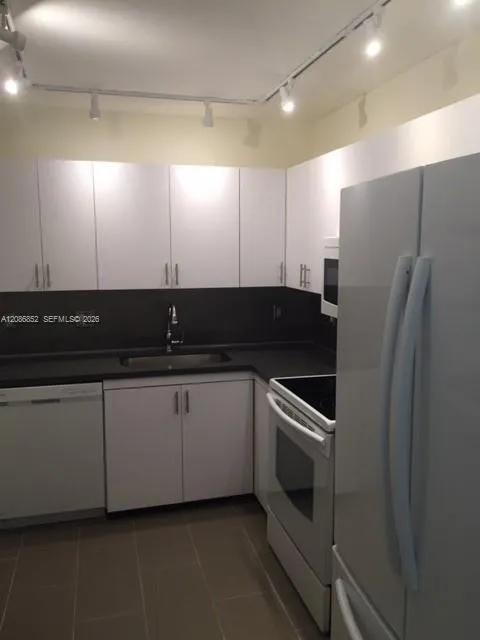 2500 Parkview Dr #2004 Hallandale Beach, FL 33009