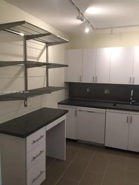 2500 Parkview Dr #2004 Hallandale Beach, FL 33009