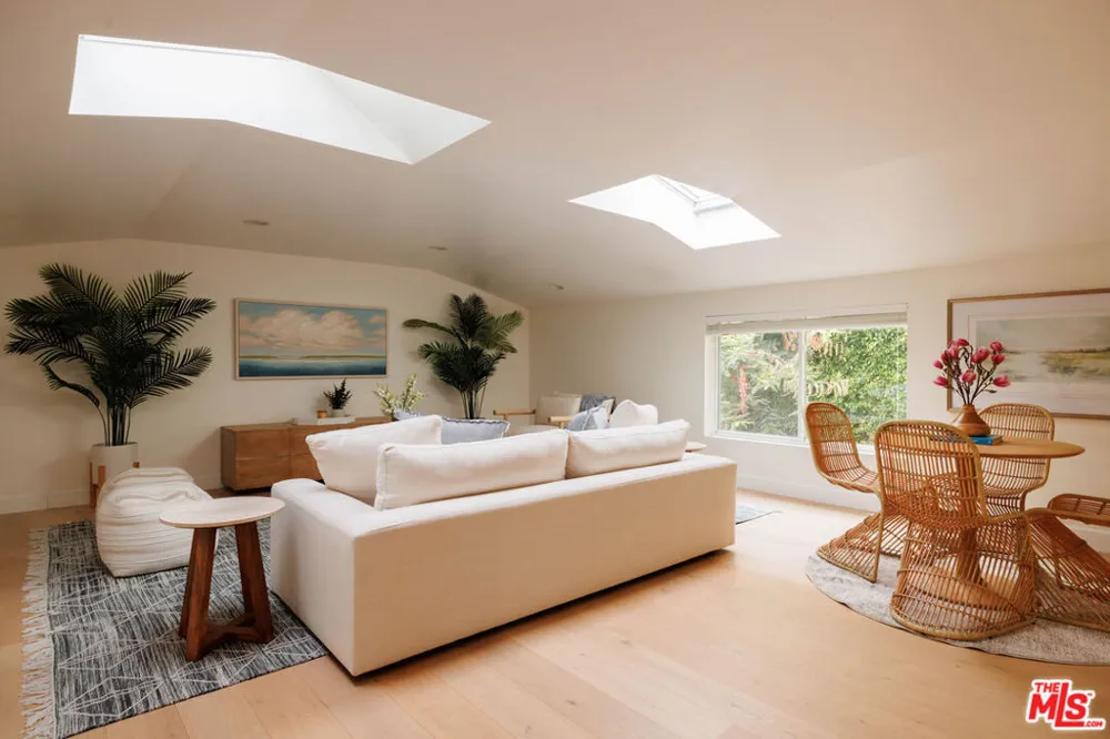 4176 Klump Avenue Studio City, CA 91602