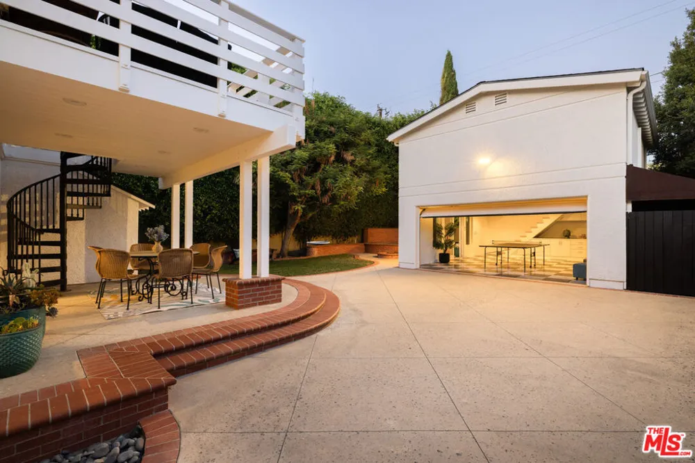 4176 Klump Avenue Studio City, CA 91602