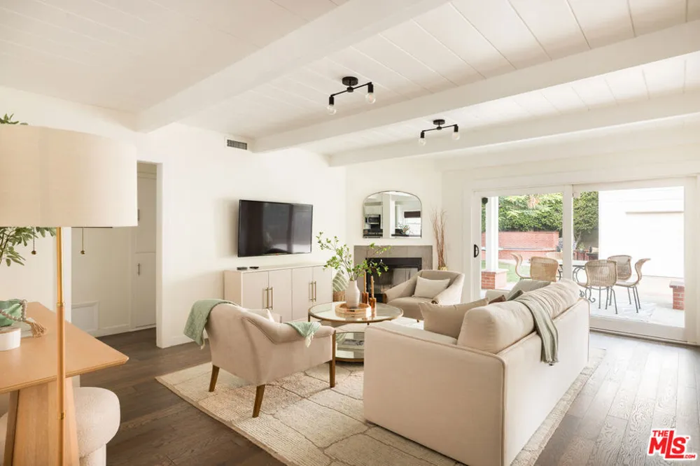 4176 Klump Avenue Studio City, CA 91602
