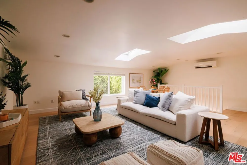 4176 Klump Avenue Studio City, CA 91602
