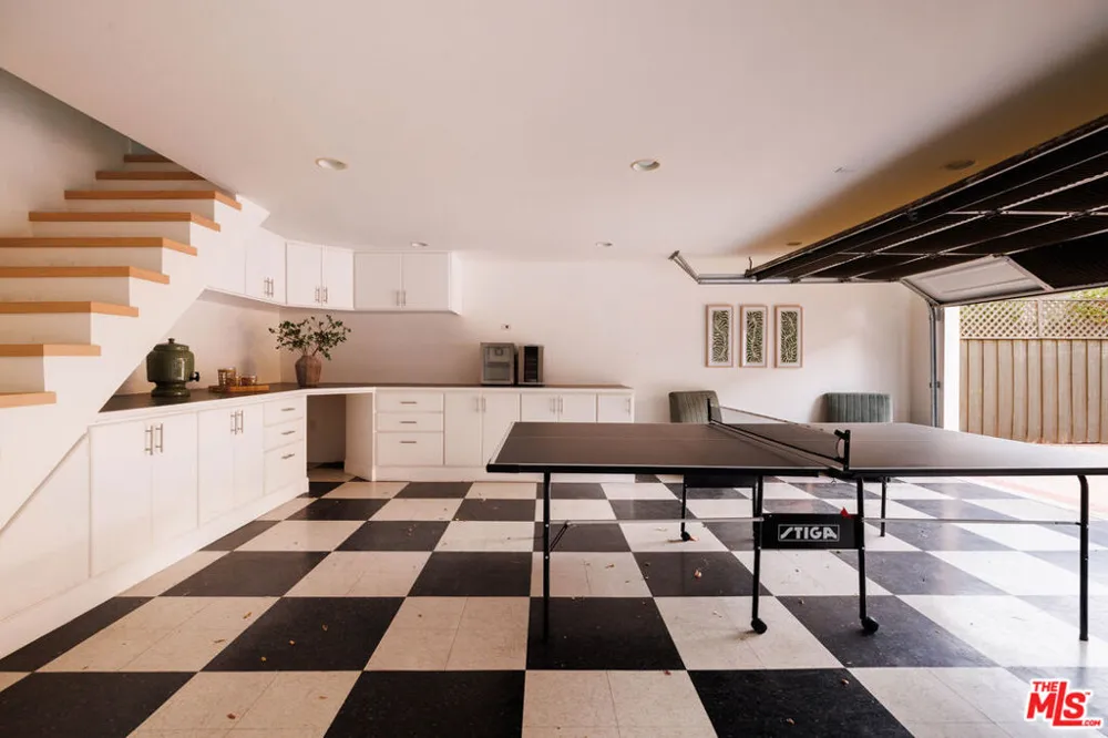 4176 Klump Avenue Studio City, CA 91602