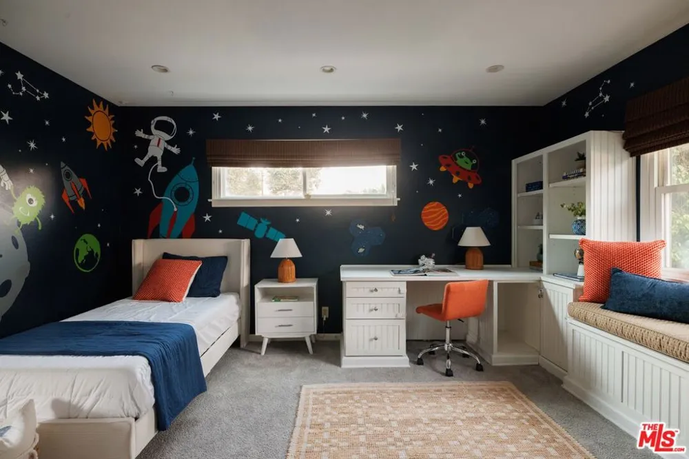 4176 Klump Avenue Studio City, CA 91602