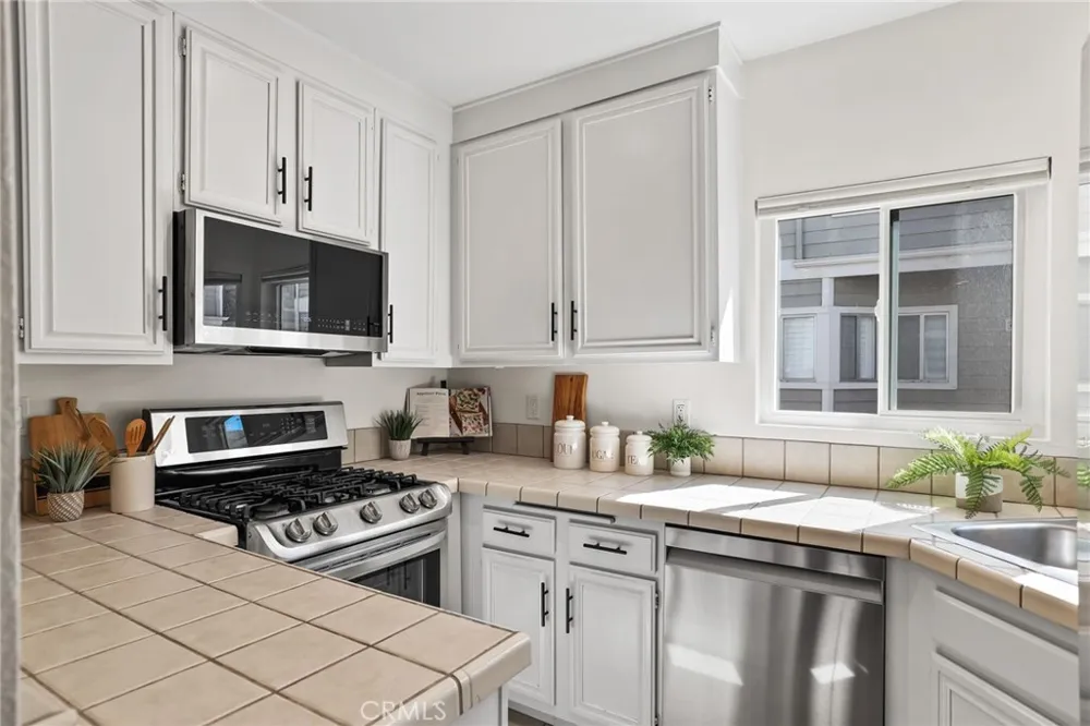 260 Victoria #F2 Costa Mesa, CA 92627