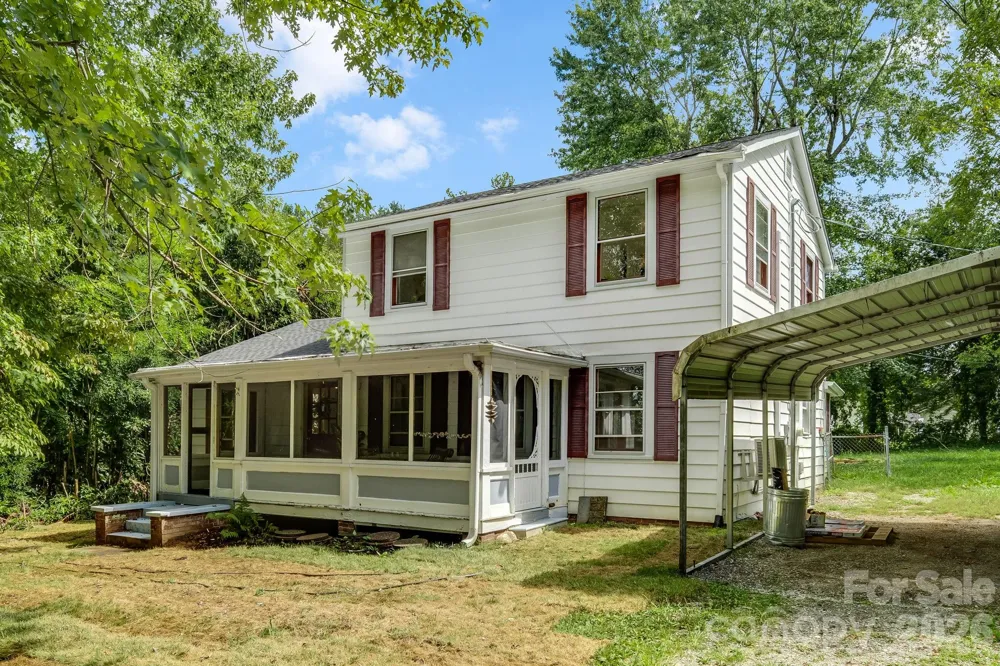 35 Blade Road Hendersonville, NC 28791