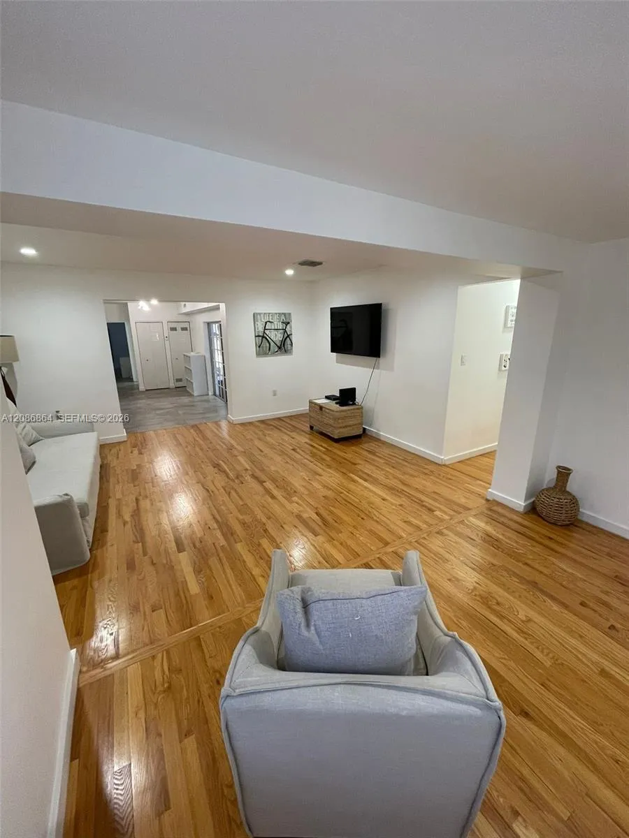 2375 NE 185th St Miami, FL 33180