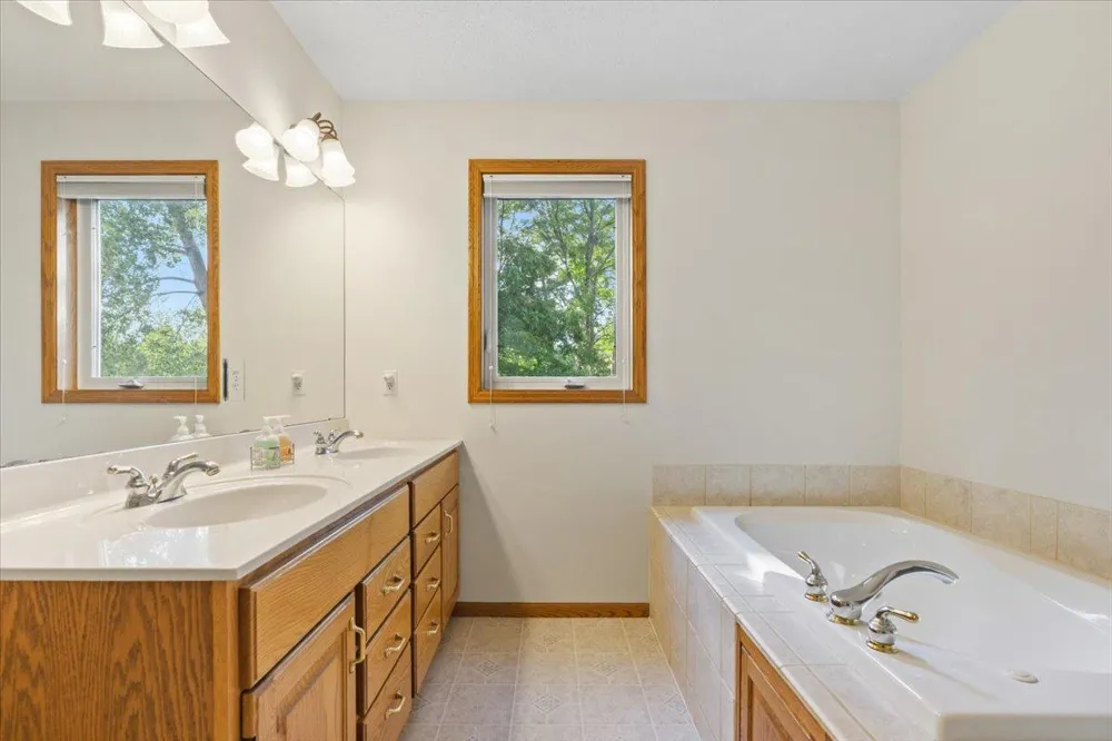 8549 Woodland Curve Saint Bonifacius, MN 55375