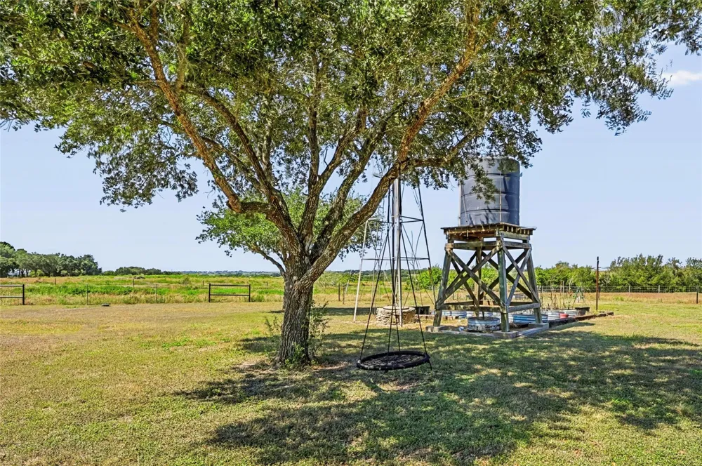 4800 Petter Rainosek Loop La Grange, TX 78945